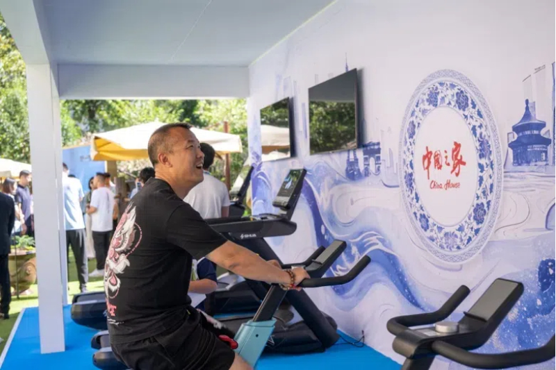 參觀者在智慧體育公園體驗(yàn)動(dòng)感單車。巴黎