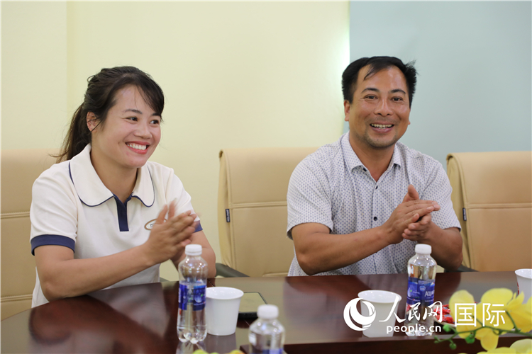 越南沙巴市黃連寄宿制民族小學(xué)老師阮氏秋姮、阮文享。人民網(wǎng)記者簡承淵攝