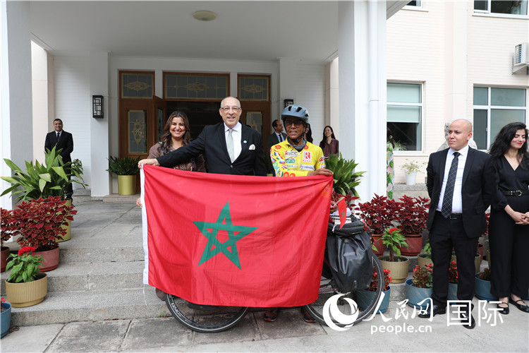 9月6日，摩洛哥駐華大使阿卜杜勒卡迪爾·安薩里在大使官邸舉行儀式，歡迎并招待卡里姆·穆斯塔。人民網(wǎng)記者 王晶攝