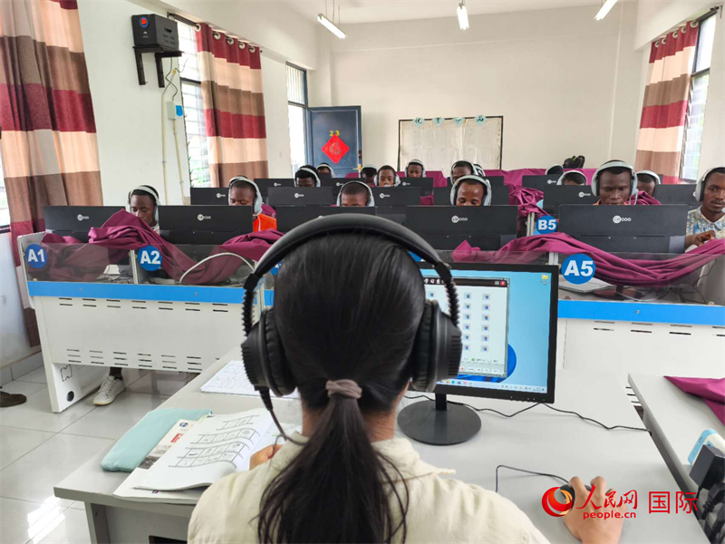 在聽力教室內(nèi) 。人民網(wǎng)記者 黃培昭攝
