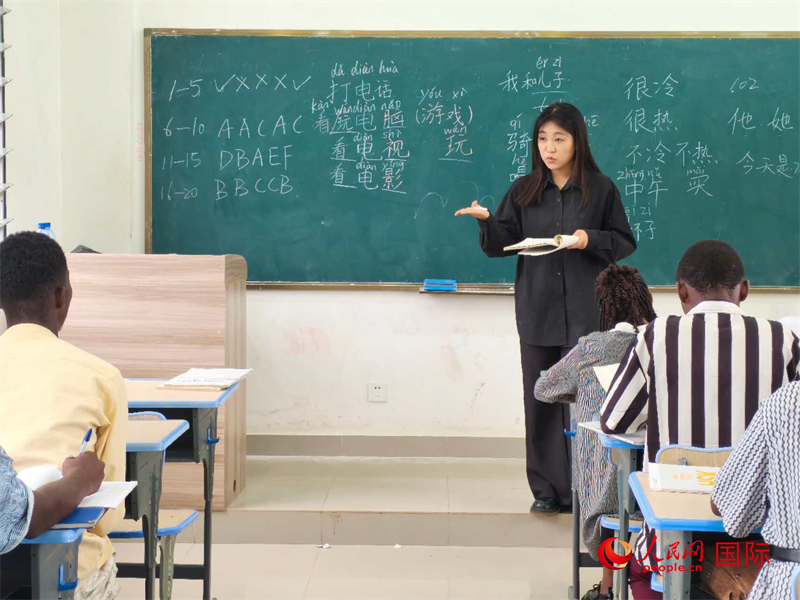 中國老師在給學(xué)生們講課。人民網(wǎng)記者 黃培昭攝