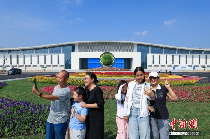 8月31日，天津，市民在2025年上海合作組織峰會(huì)主會(huì)場外自拍。當(dāng)日，2025年上海合作組織峰會(huì)在天津舉行。<a target='_blank' href='/'><p  align=