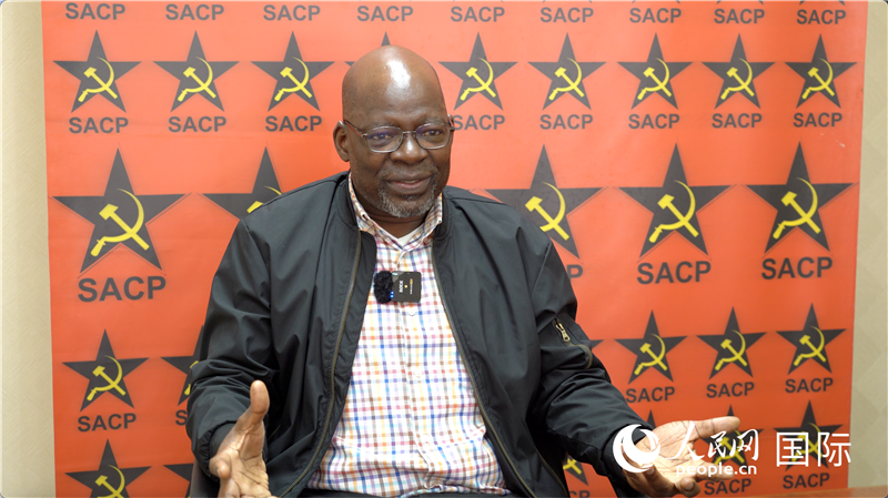 南非共產(chǎn)黨總書記索利 馬派拉接受人民網(wǎng)記者采訪。人民網(wǎng) 劉暢攝