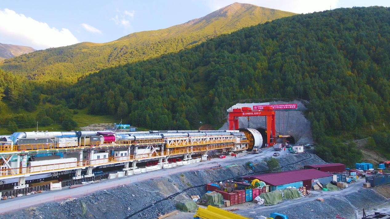 “高加索號”單護(hù)盾硬巖掘進(jìn)機（TBM）。中鐵隧道局格魯吉亞KK公路隧道項目部供圖