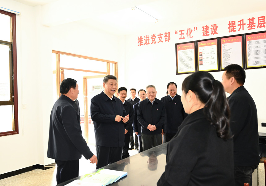 2024年3月18日至21日，中共中央總書記、國家主席、中央軍委主席習(xí)近平在湖南考察。這是19日下午，習(xí)近平在常德市鼎城區(qū)謝家鋪鎮(zhèn)港中坪村黨群服務(wù)中心了解當(dāng)?shù)貫榛鶎訙p負(fù)、提升基層治理效能等情況。新華社記者 燕雁 攝
