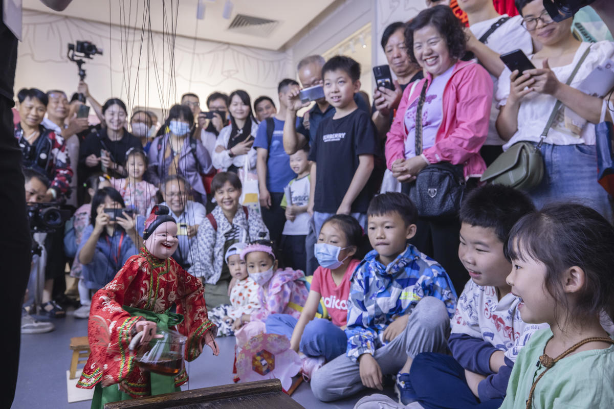 5月1日，廣州市白鵝潭大灣區(qū)藝術(shù)中心非物質(zhì)文化遺產(chǎn)館內(nèi)，精彩的梅縣提線木偶戲表演吸引了眾多游客駐足觀賞。 來源：人民圖片網(wǎng)