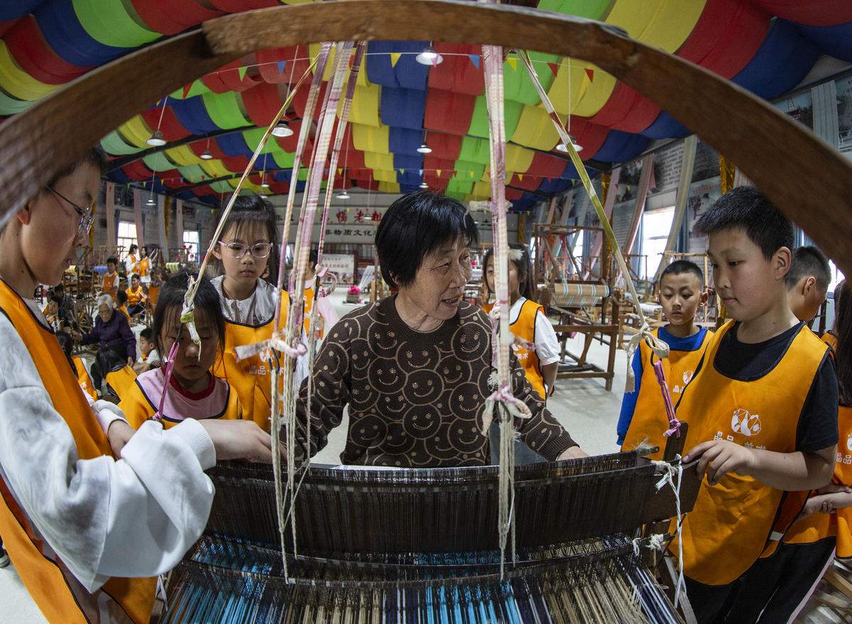 5月1日，在山西省永濟市開張鎮(zhèn)東開張村的惠暢土布文化園，土布制作技師教游客織布技藝。 來源：人民圖片網(wǎng)