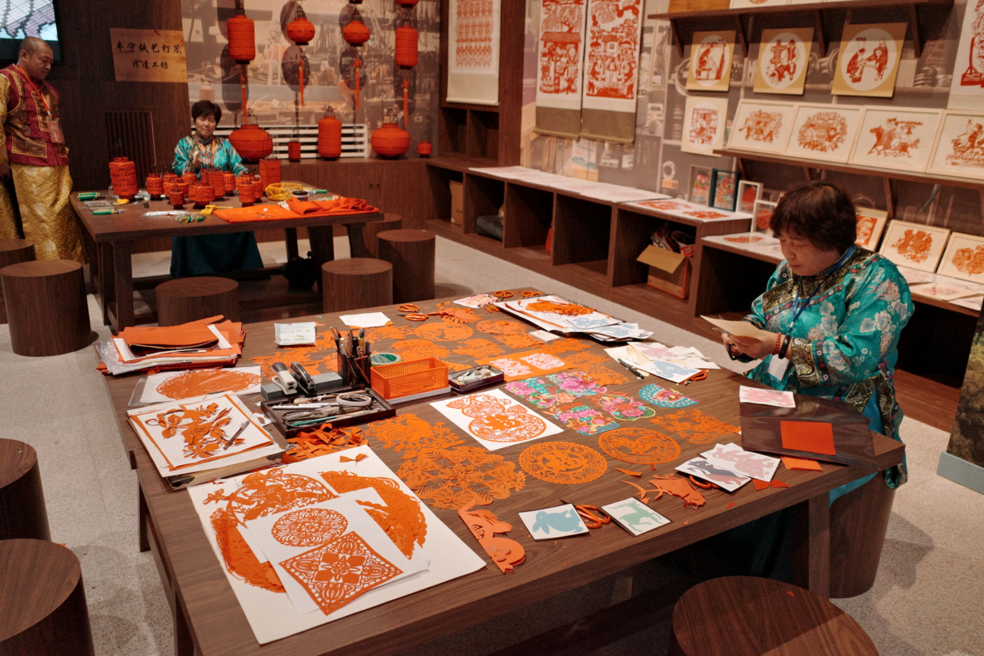 “氣象萬(wàn)千——中國(guó)非遺保護(hù)實(shí)踐主題展”上，非遺傳承人現(xiàn)場(chǎng)展示。人民網(wǎng)記者 劉微攝