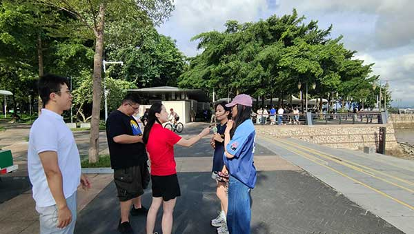人民網(wǎng)記者采訪紅樹(shù)林公園游客。人民網(wǎng)記者 李彤?dāng)z