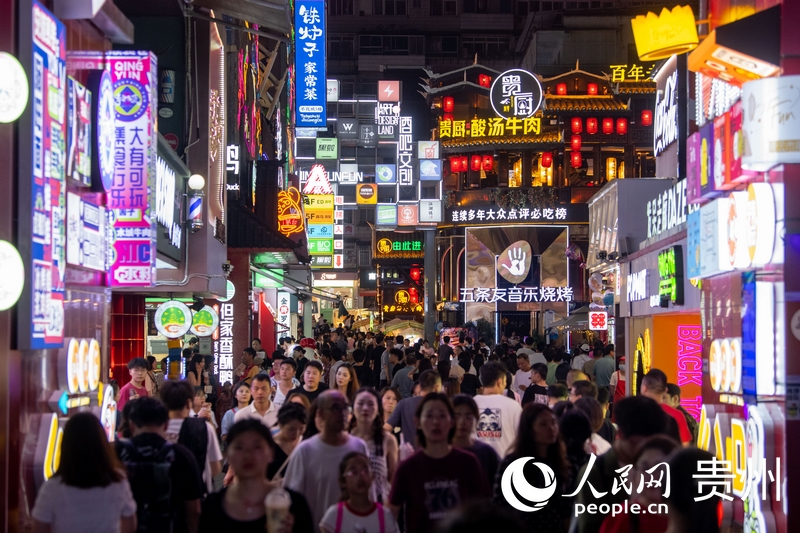 6月21日，貴陽，青云市集內(nèi)游人如織。人民網(wǎng)記者 翁奇羽攝