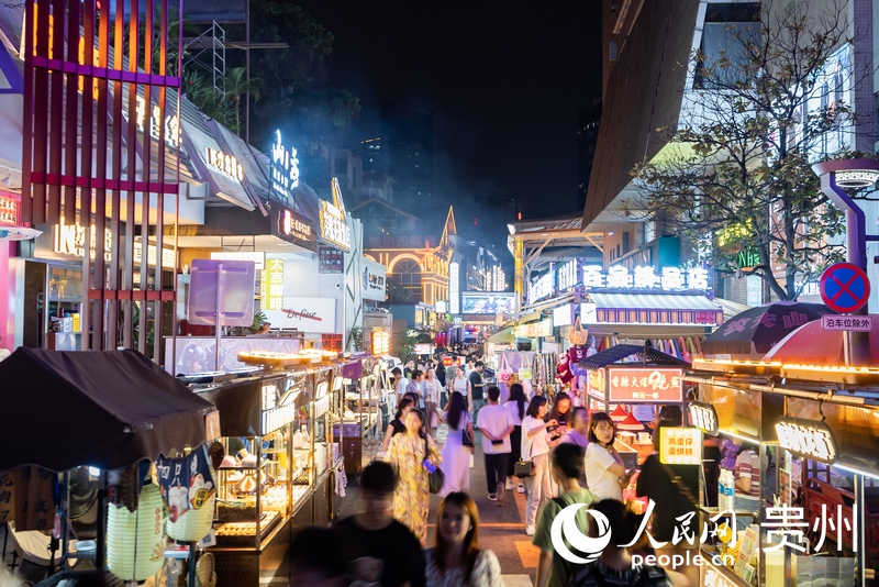 6月21日，夜幕下人頭攢動的貴陽市太平路街區(qū)。人民網(wǎng)記者 涂敏攝