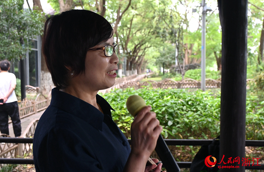 面向運(yùn)河，任國(guó)萍放聲歌唱。人民網(wǎng)記者 張麗瑋