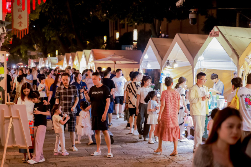 本屆中國(guó)大運(yùn)河廟會(huì)吸引不少市民游客前來(lái)參觀游玩。拱墅區(qū)委宣傳部供圖