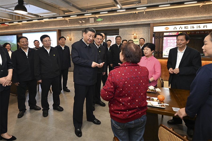2024年4月22日下午，習(xí)近平在九龍坡區(qū)謝家灣街道民主村社區(qū)考察時(shí)，同正在社區(qū)食堂就餐的群眾親切交流。新華社記者 謝環(huán)馳 攝