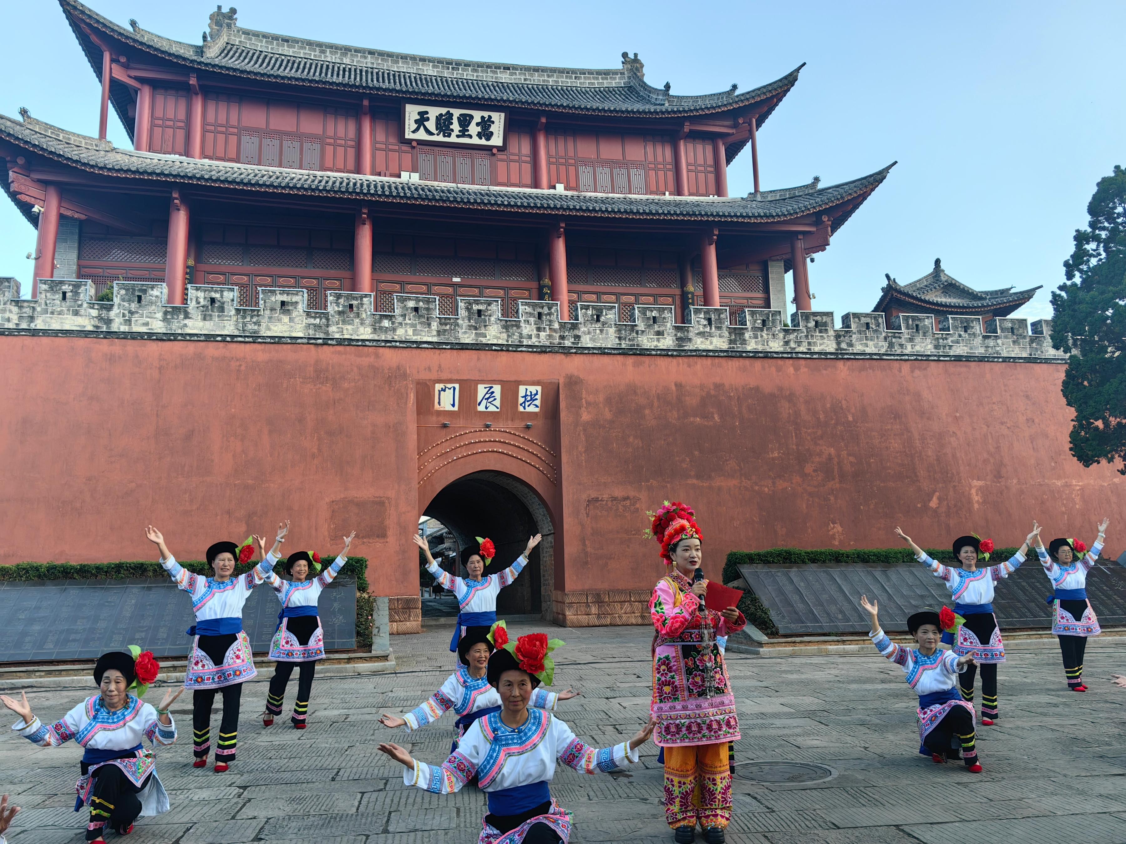 云南大理巍山舉辦普法宣傳活動(dòng)。人民網(wǎng)記者 孝金波攝