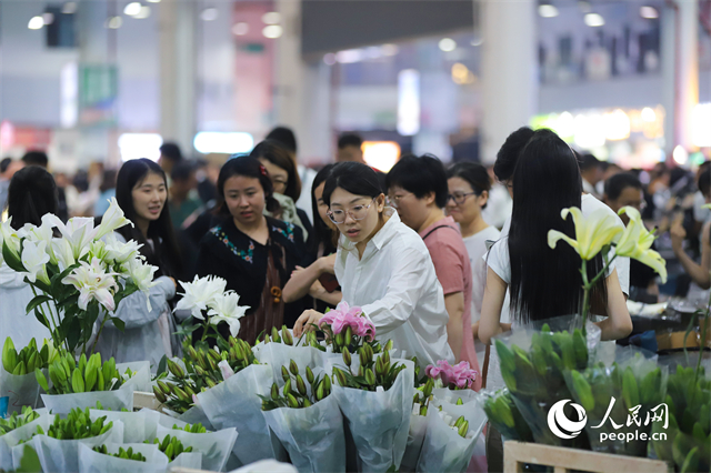 游客在昆明斗南花卉市場(chǎng)選購(gòu)鮮花。人民網(wǎng)記者 李發(fā)興攝