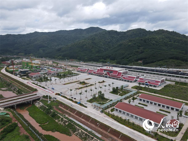 航拍云南磨憨口岸。 人民網(wǎng)記者 符皓攝