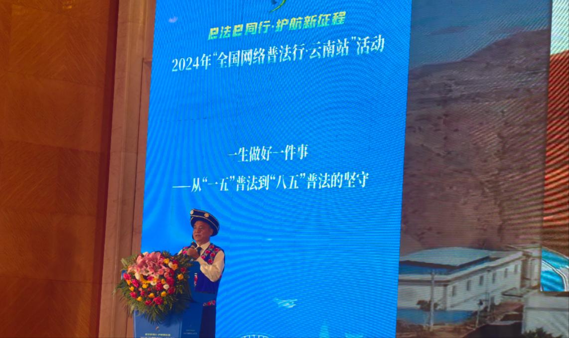 李學(xué)平分享普法的故事。人民網(wǎng)記者 孝金波攝