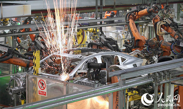 長(zhǎng)安汽車兩江工廠，機(jī)械臂正在工作。人民網(wǎng)記者 劉祎攝