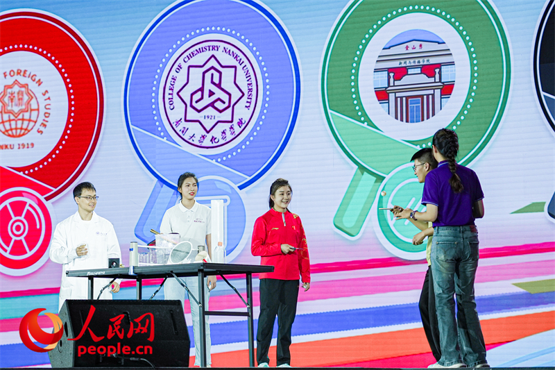 陳夢與南開學(xué)子互動。人民網(wǎng)記者 于凱攝