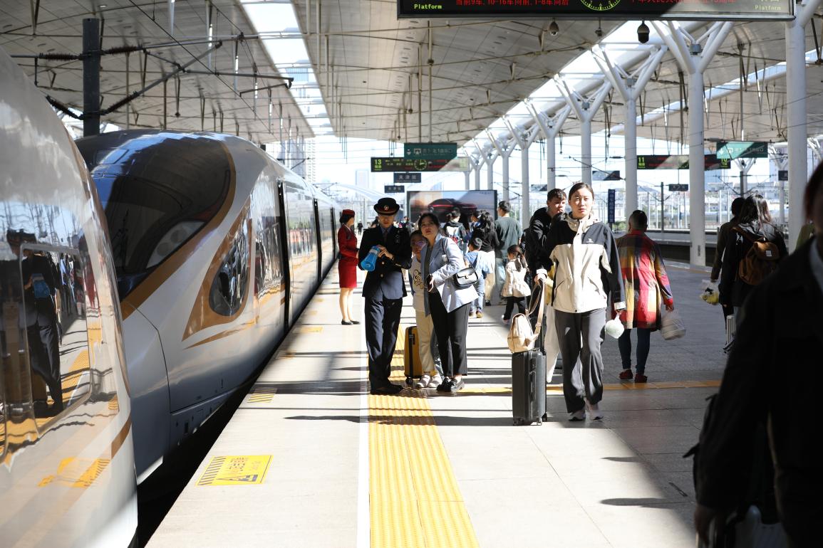 旅客在站臺(tái)準(zhǔn)備乘車。受訪方供圖