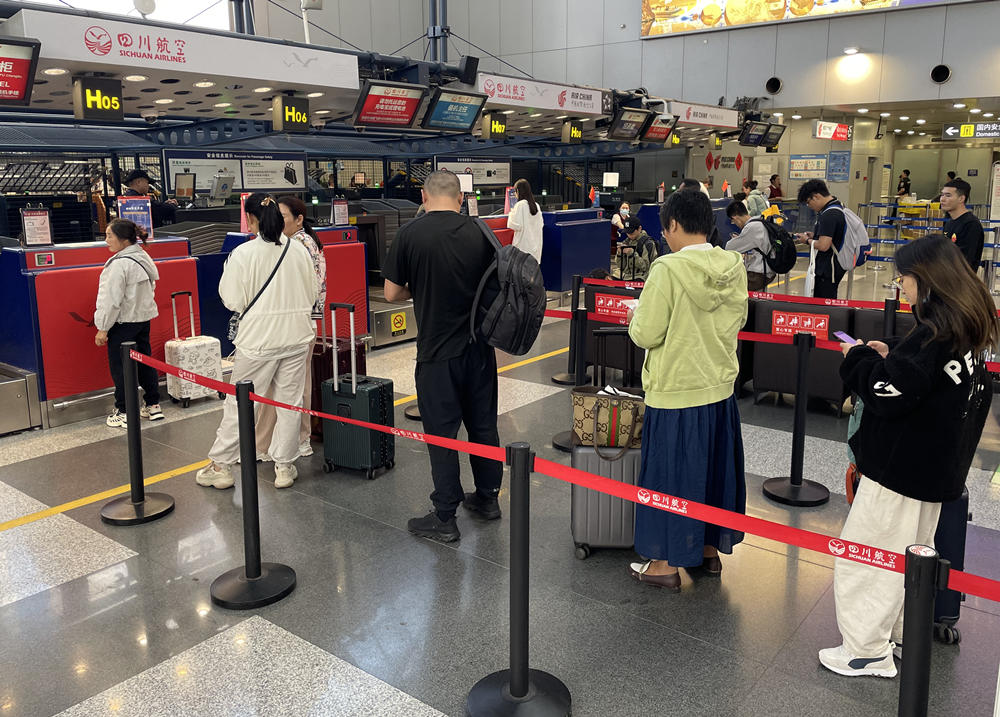 旅客在首都機(jī)場(chǎng)排隊(duì)辦理登機(jī)手續(xù)。人民網(wǎng)記者 喬雪峰攝