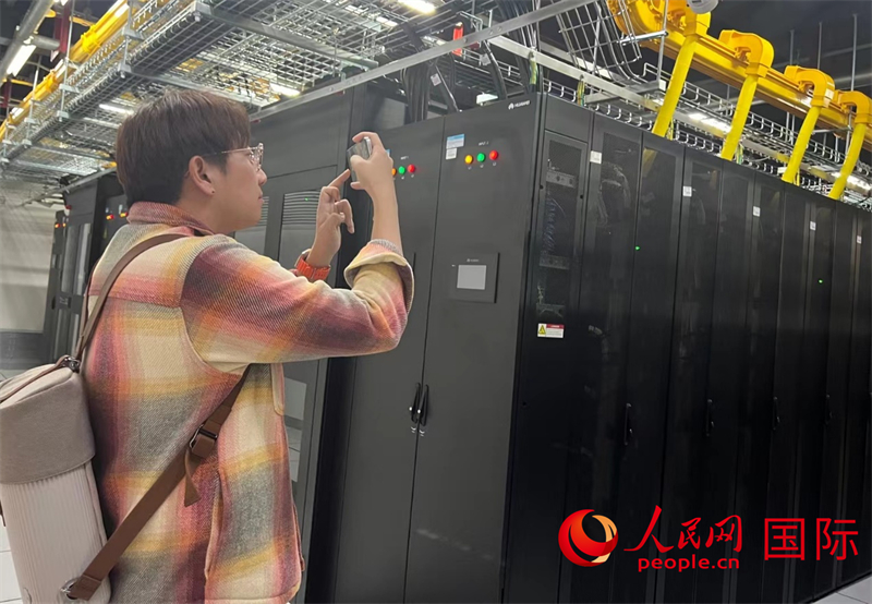 韓國(guó)博主樸大一參觀中國(guó)移動(dòng)新疆云計(jì)算和大數(shù)據(jù)中心機(jī)房。人民網(wǎng)記者曾書柔攝