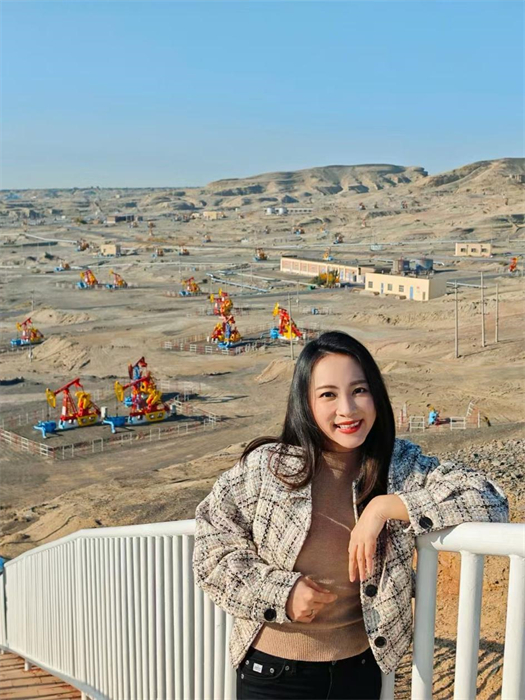 中泰文化推廣達(dá)人張愛(ài)玲參觀克拉瑪依百里油區(qū)。受訪者供圖