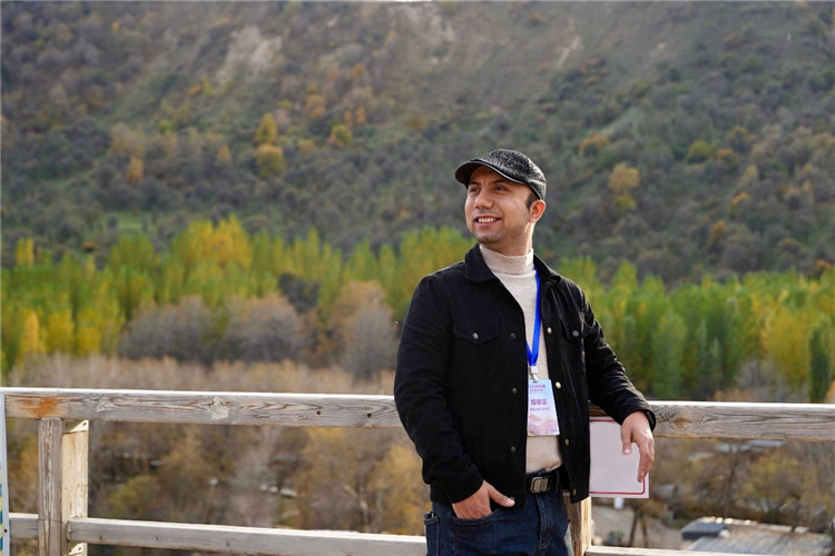 阿布德吾力參加“萬人說新疆”優(yōu)秀作者媒體行活動留影。受訪者供圖