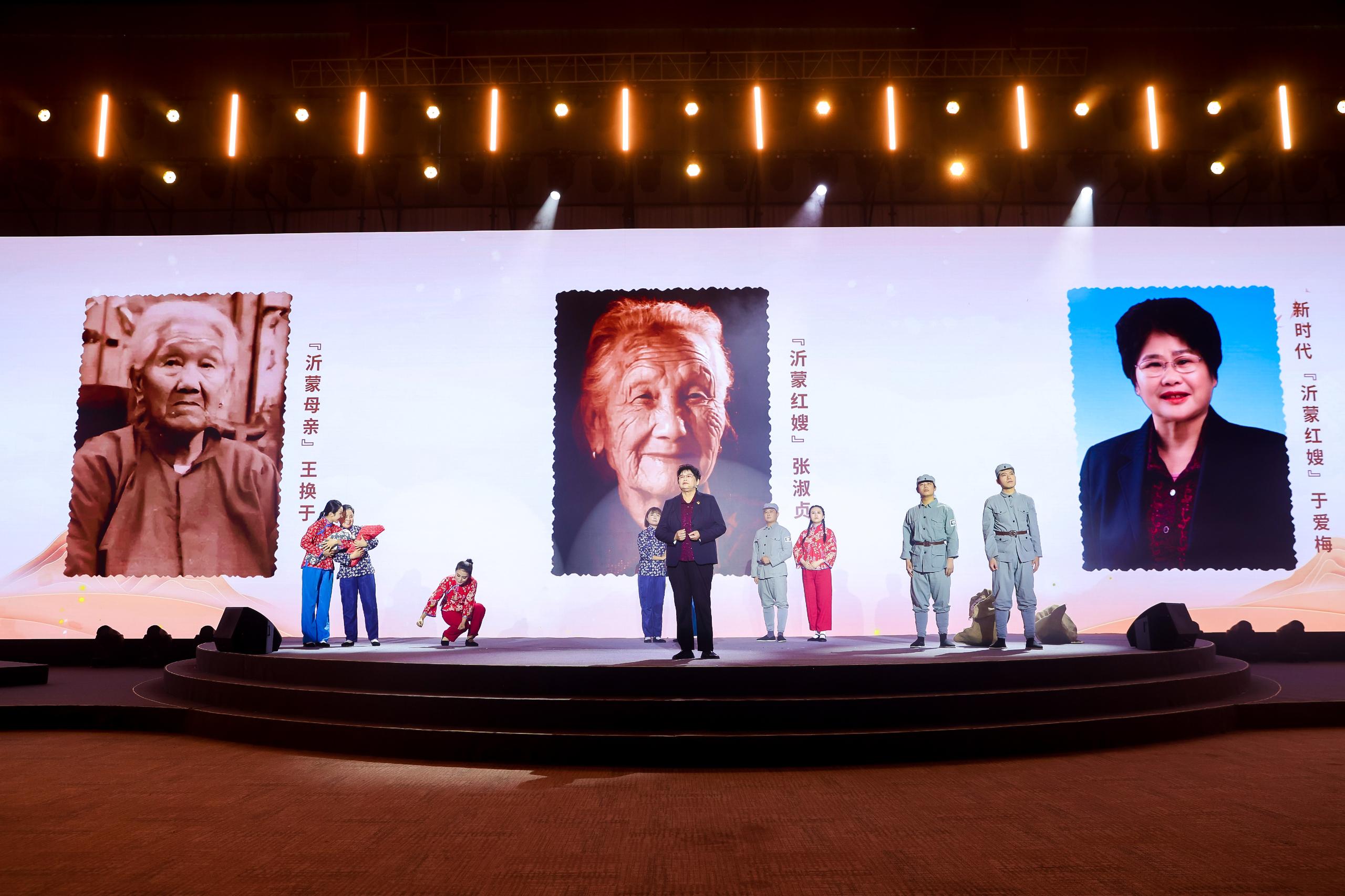 “何以中國·弦歌不輟”網(wǎng)絡(luò)主題活動現(xiàn)場，于愛梅講述“沂蒙紅嫂”的故事。人民視頻供圖。