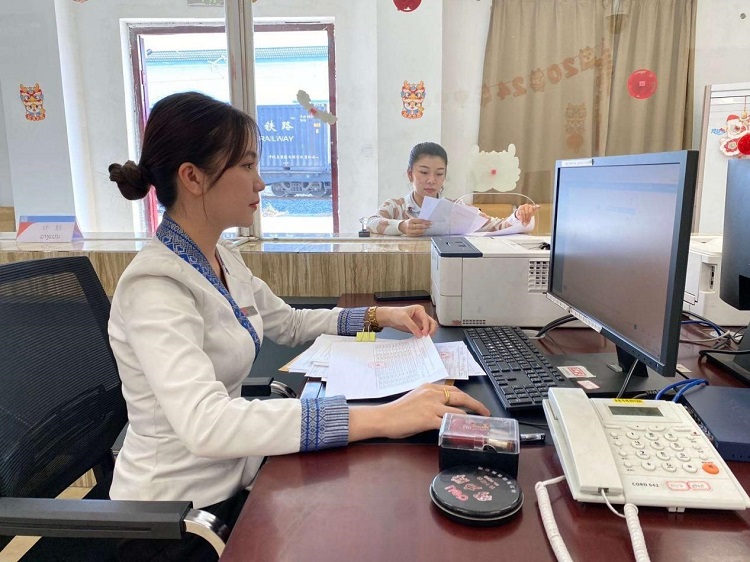 春節(jié)期間，中老鐵路員工堅守崗位，保障鐵路運行安全、暢通。李加勇攝