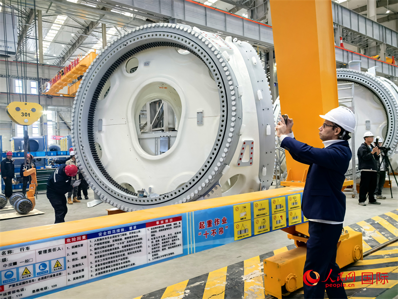 外媒記者參觀位于烏蘭察布察哈爾高新技術開發(fā)區(qū)的運達風電裝備制造廠房。人民網(wǎng) 楊春燕攝