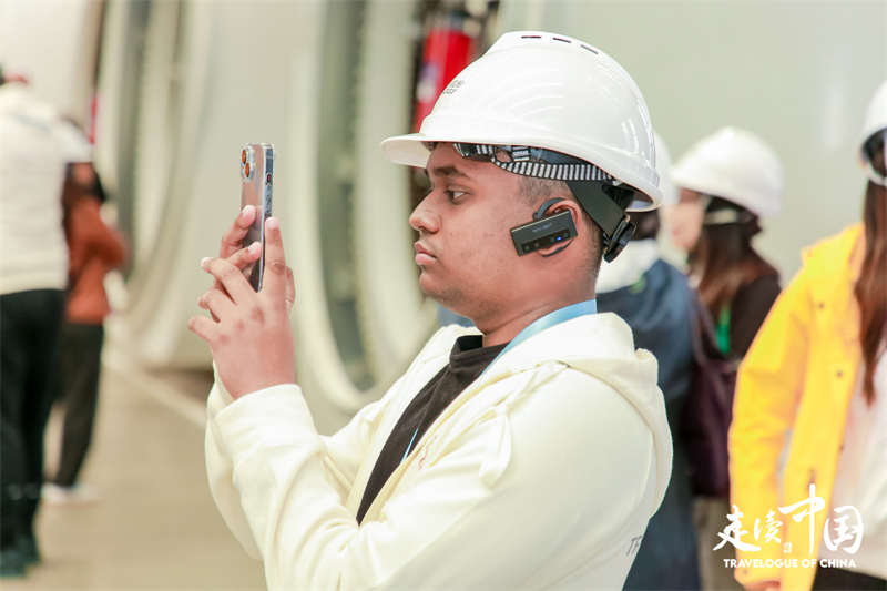 斐濟廣播公司記者尼基爾·庫馬爾（Nikhil Kumar）參觀運達風電裝備制造廠房。環(huán)球網(wǎng)供圖