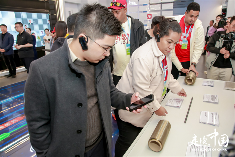 菲律賓《商業(yè)鏡報》蔡辰威（左）在烏蘭察布察哈爾高新技術開發(fā)區(qū)聽取講解。環(huán)球網(wǎng)供圖