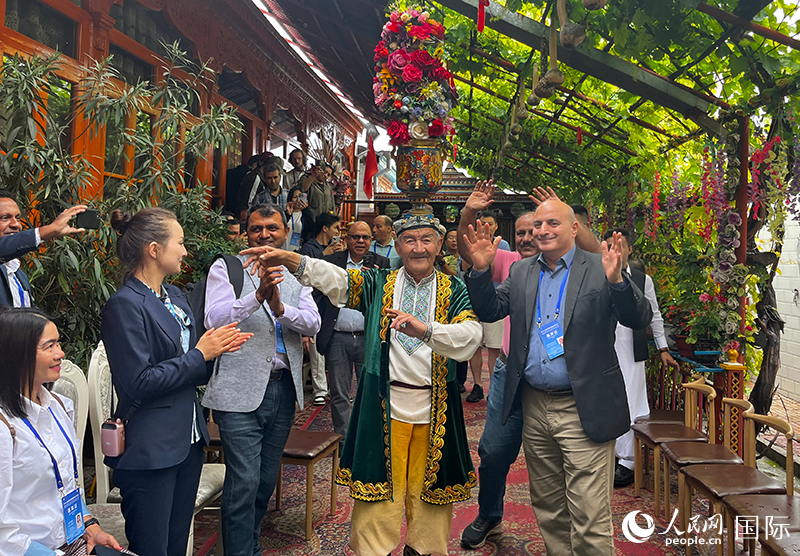 5月24日，外國媒體人在伊寧市喀贊其民俗旅游區(qū)參觀體驗。 人民網(wǎng)記者 翟轉(zhuǎn)麗攝