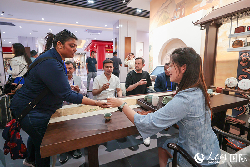 5月25日，外國媒體人在霍爾果斯國際邊境合作中心中國文化館參觀。人民網(wǎng)記者 張武軍攝