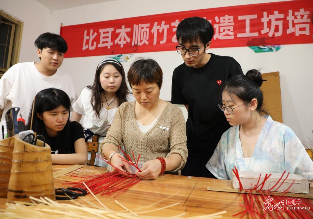 直播助農(nóng)、健康義診、扮靚街巷……青年學(xué)子暑期返鄉(xiāng)服務(wù)桑梓
