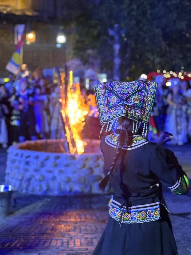 2025年7月，貴州烏江寨“萬人打跳夜”現(xiàn)場。受訪者供圖