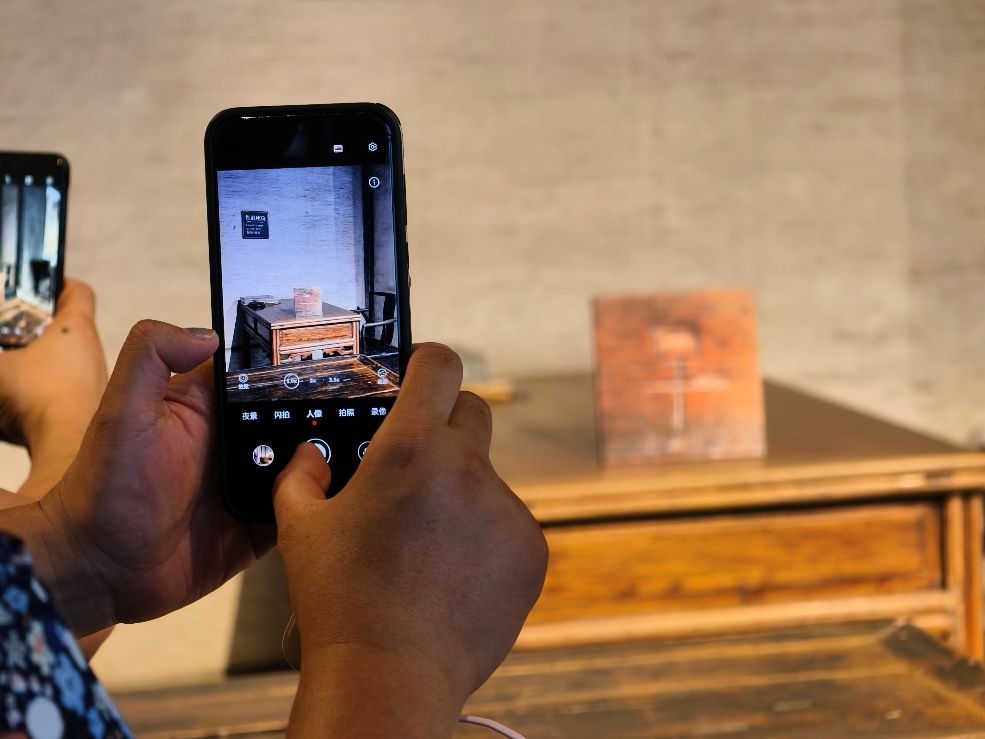 2025年7月15日，暑期研學團小朋友在浙江省紹興市三味書屋拍攝魯迅讀書座位及課桌上的“早”字。受訪者供圖