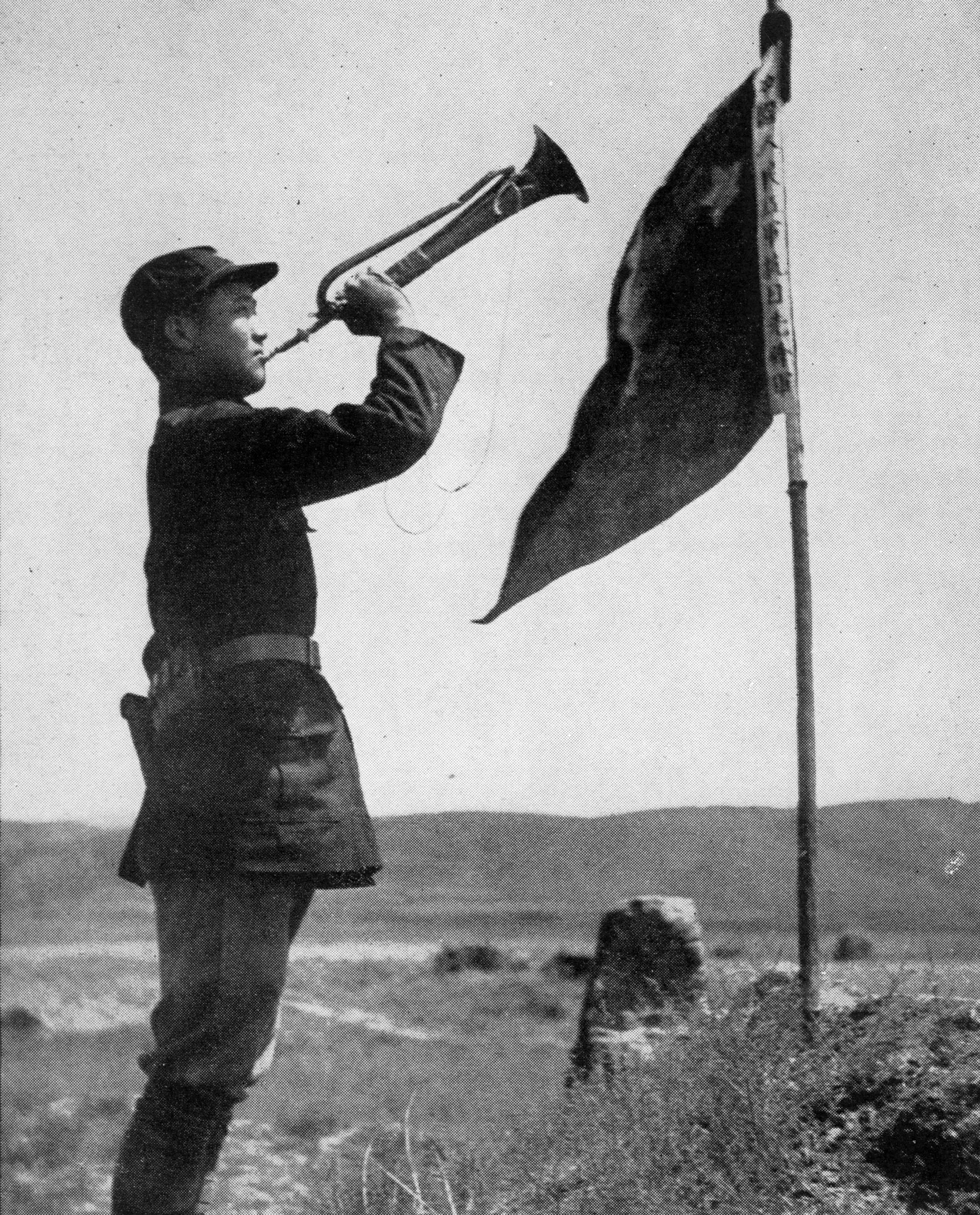 斯諾在預(yù)旺堡拍攝的紅軍司號員，他身邊的旗子上寫著“中國人民紅軍抗日先鋒隊”。