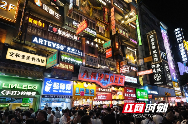 “五一”假期五一商圈客流激增，網(wǎng)紅長沙再現(xiàn)頂流效應(yīng)。.jpg