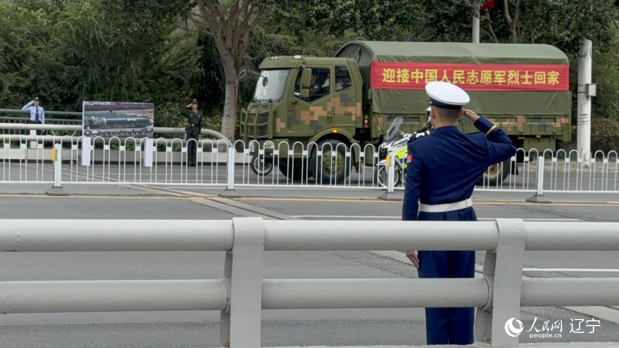 沈陽市渾河橋東側(cè)，擺放著東風(fēng)—5C導(dǎo)彈的受閱照片。人民網(wǎng)記者 湯龍攝