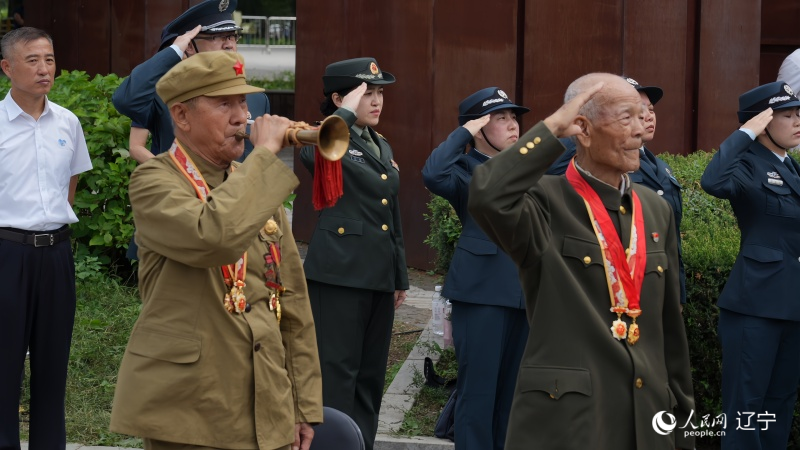志愿軍老戰(zhàn)士南啟祥再次為戰(zhàn)友吹響了沖鋒號(hào)。人民網(wǎng)記者 周頌雪攝