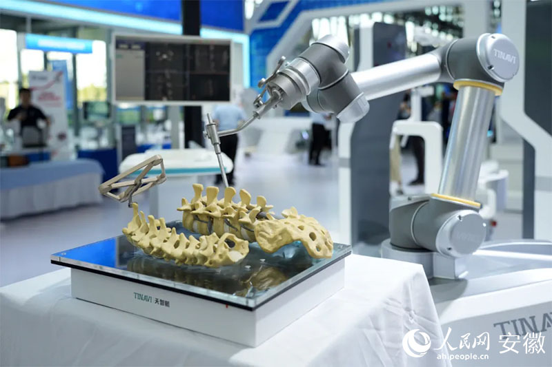 2024世界制造業(yè)大會上展出的骨科手術(shù)機(jī)器人。人民網(wǎng)記者 王銳攝