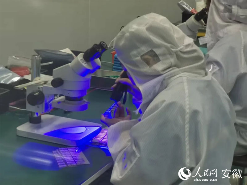 金張科技帶動下，超100家功能膜新材料企業(yè)在太湖縣集聚。人民網(wǎng)記者 胡雨松攝