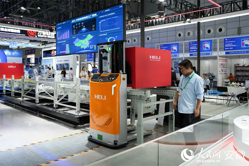 2024世界制造業(yè)大會上，合力將智能數(shù)據(jù)工廠系統(tǒng)帶進(jìn)展會。人民網(wǎng)記者 王銳攝