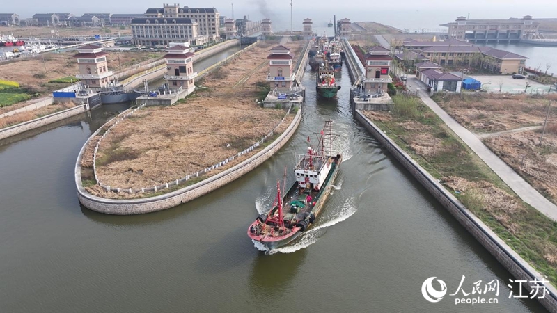 接鮮船駛過(guò)南通啟東呂四漁港船閘。人民網(wǎng)記者 余樂(lè)攝