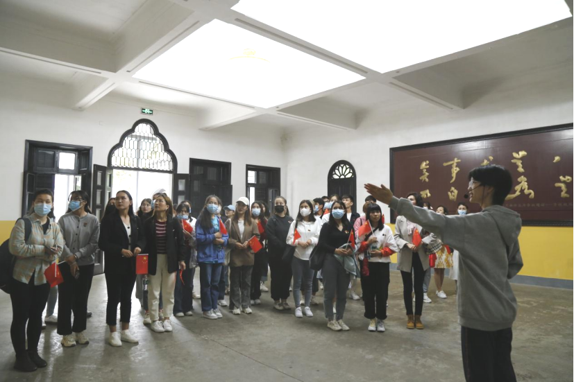 2021年5月20日，在喜迎中國(guó)共產(chǎn)黨建黨100周年之際，我校開(kāi)展了少數(shù)民族學(xué)生“學(xué)黨史、感恩黨、跟黨走”紅色研學(xué)活動(dòng)。