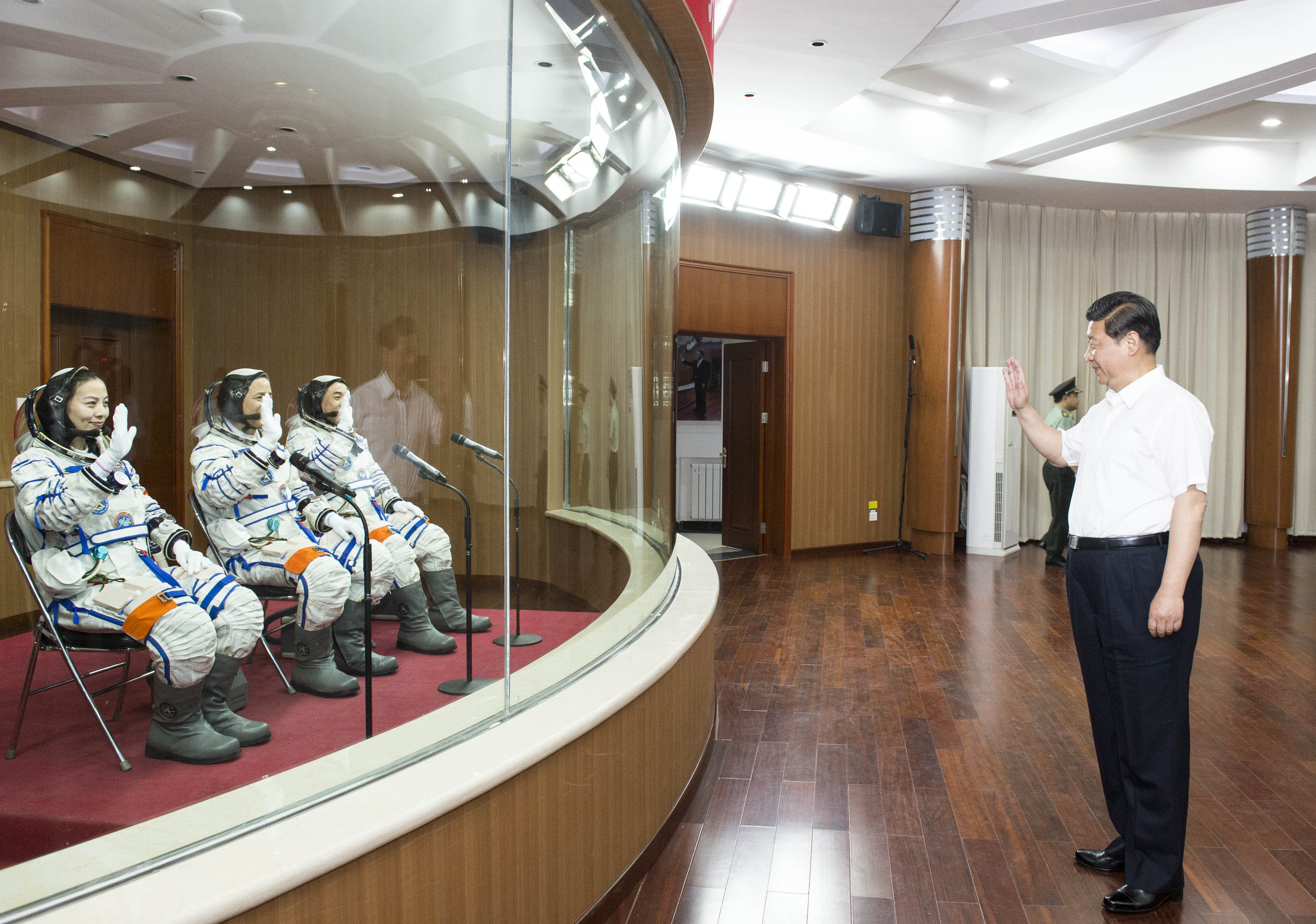 2013年6月11日，習(xí)近平總書記在酒泉衛(wèi)星發(fā)射中心觀看神舟十號(hào)載人飛船發(fā)射。這是習(xí)近平向即將出征的航天員聶海勝、張曉光、王亞平揮手致意。