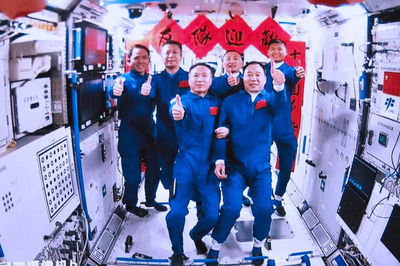 2023年5月30日，在北京航天飛行控制中心拍攝的神舟十五號(hào)航天員乘組與神舟十六號(hào)航天員乘組拍下“全家?！钡漠嬅?。